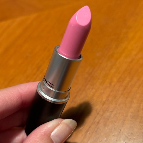 MAC Amplifed Creme Lipstick Saint Germain - Picture 7 of 16